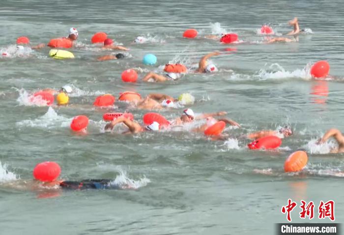 云南绥江金沙江畔全民游泳赛事：261名选手奋勇