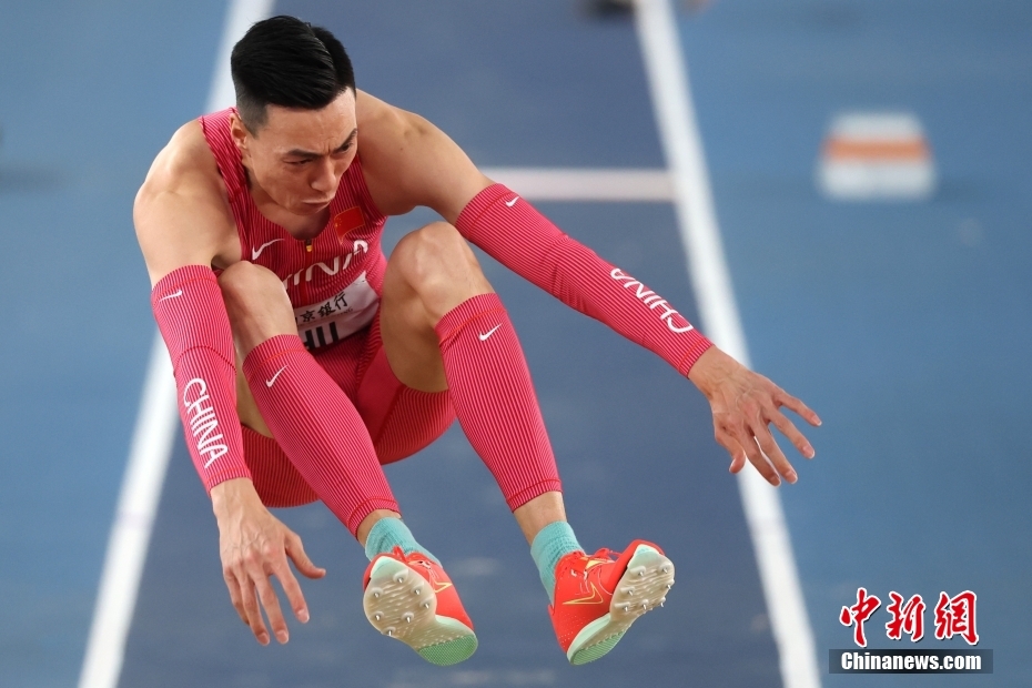 吴艳妮破纪录后泪洒赛场：为国争光就要战斗到