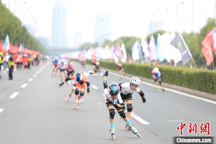 哈尔滨轮滑马拉松赛圆满落幕 体育赛事助力城市