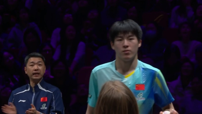 温瑞博力克张本智和首进决赛遭球迷嘘声