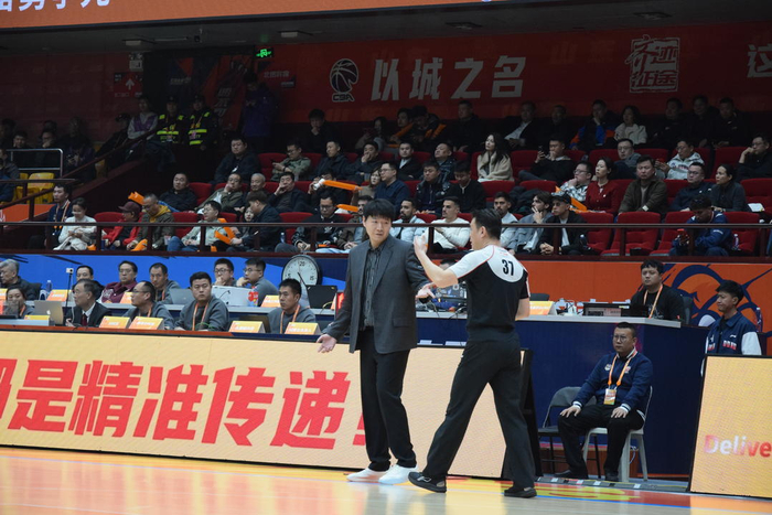 山东男篮逆境突围：外援助力年轻球员扛起胜利