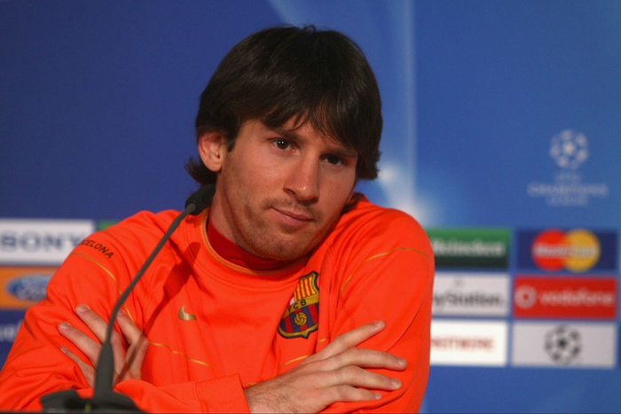 梅西与瓜迪奥拉欧冠发布会引热议