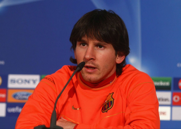 梅西与瓜迪奥拉欧冠发布会引热议